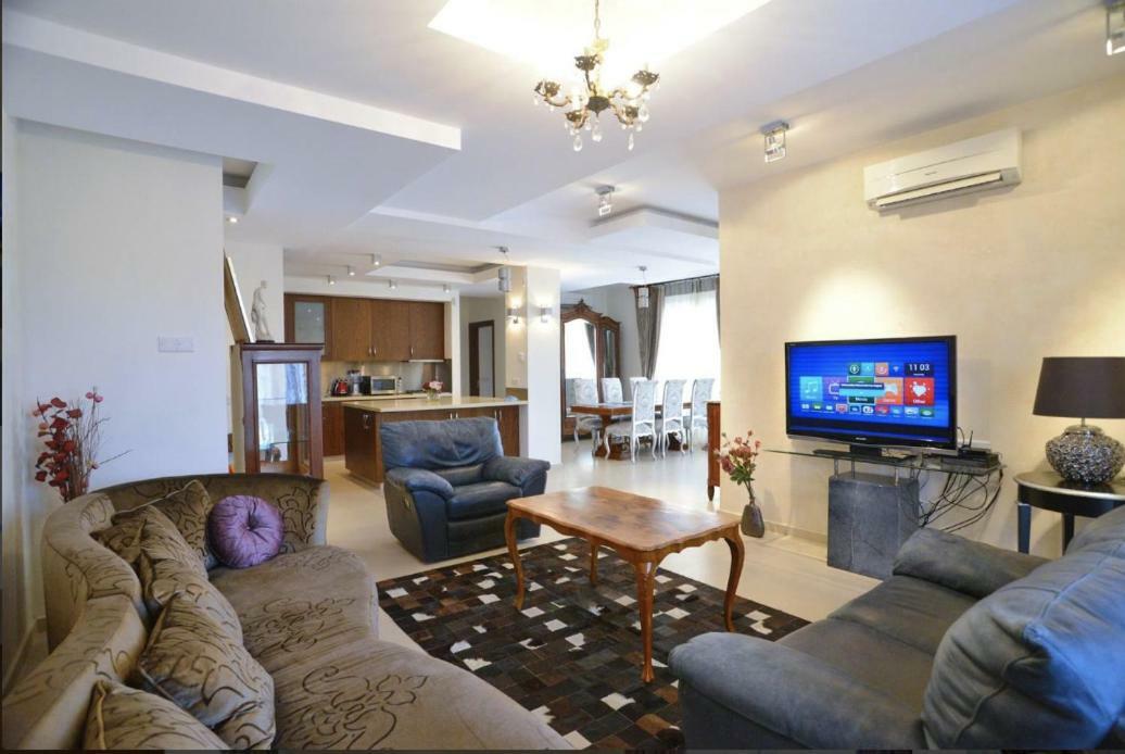 Huge Penthouse With Private Pool Apartment Paphos Ngoại thất bức ảnh